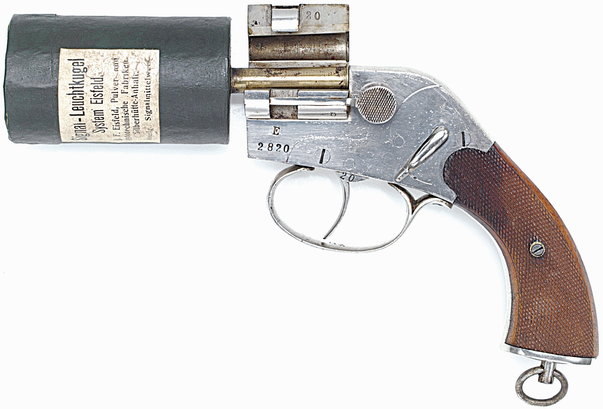 Produit pour l’aviation à partir de 1915, le pistolet allemand modèle « Eisfeld » se démarque par la conception très particulière de sa cartouche, qui permet de tirer une charge volumineuse dans un pistolet de dimensions extrêmement réduites.