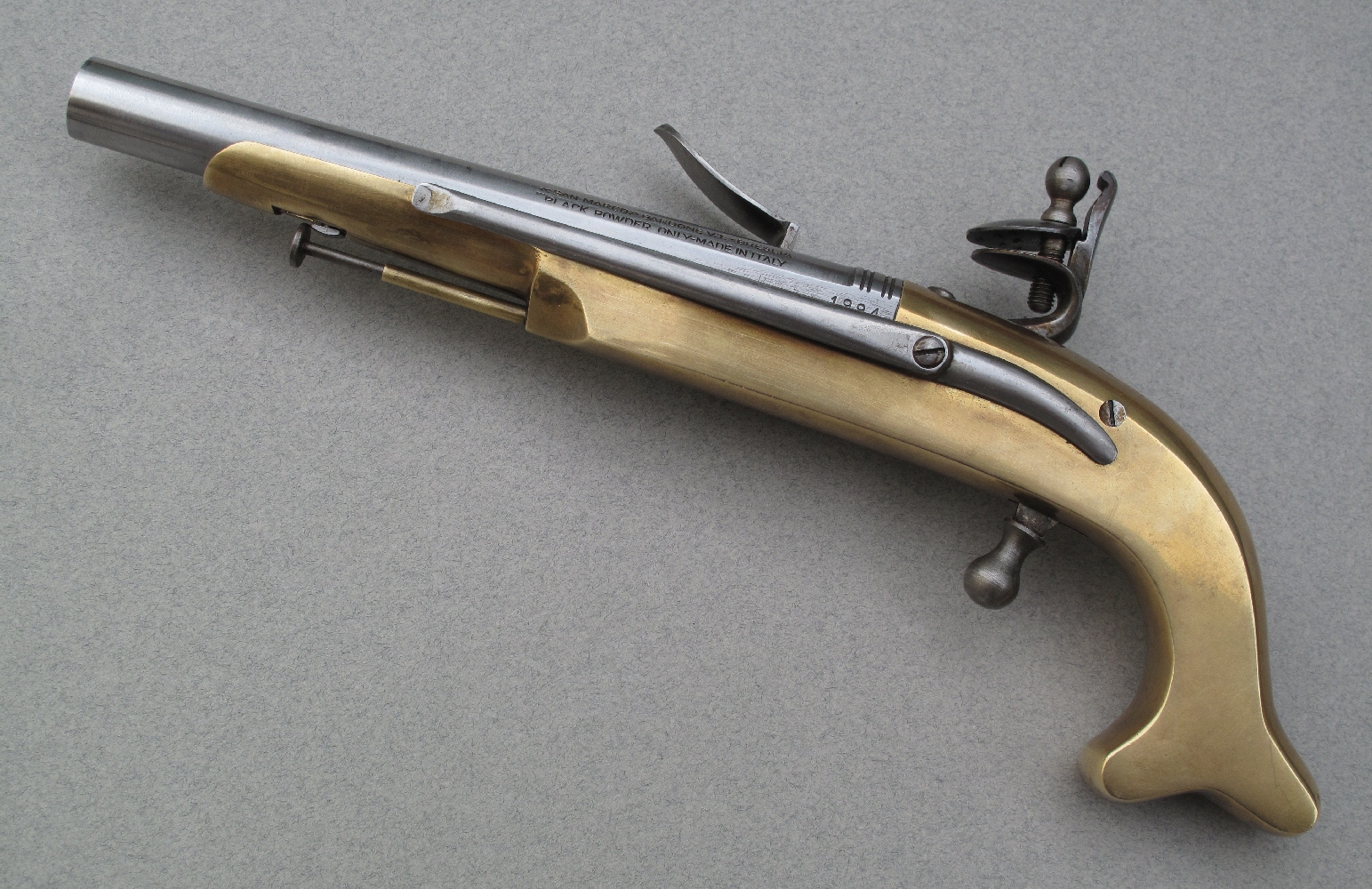 Les pistolets écossais des Highlands, dont ce modèle est une réplique, se singularisent par leur monture métallique, en bronze ou en acier, par leur talon de poignée en forme de cornes ou comme ici de queue de carpe et par le présence d’un crochet de ceinture.