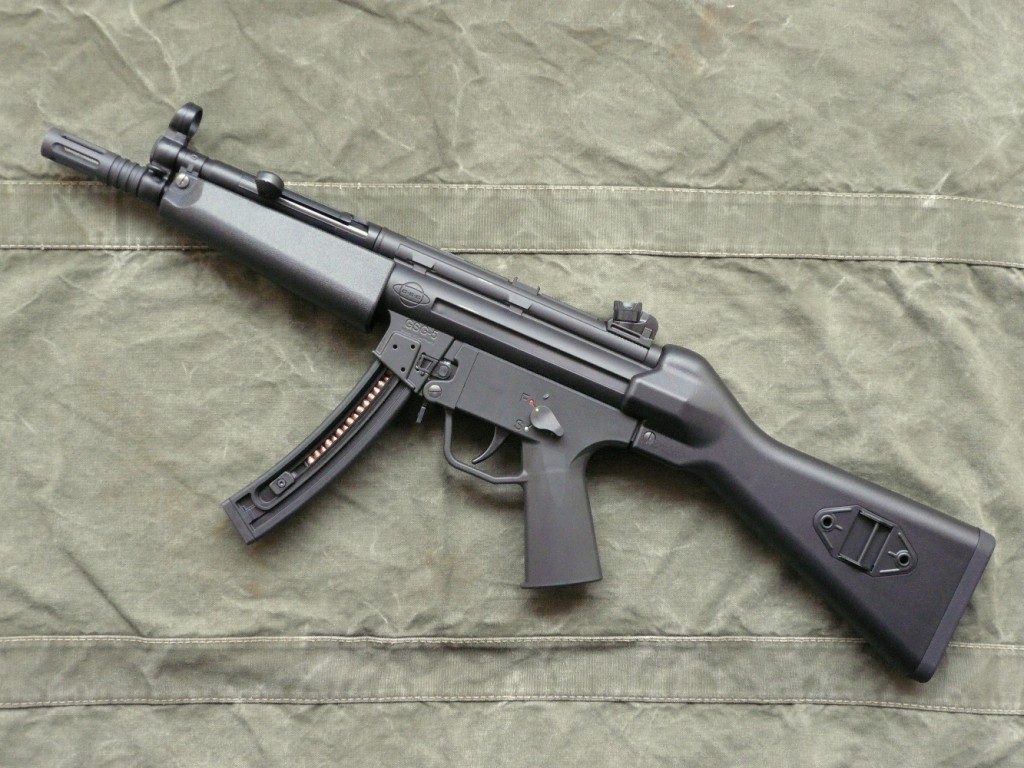 La carabine semi-automatique GSG-5, qui constitue une copie conforme, en calibre .22 Long Rifle, du pistolet mitrailleur Heckler & Koch modèle MP5, bénéficie d’une belle qualité de fabrication. Elle se singularise par sa compacité, sa maniabilité, la grande capacité de ses chargeurs (10 ou 25 coups) et sa polyvalence, grâce aux multiples accessoires dédiés, les mêmes qui équipent le HK MP5.