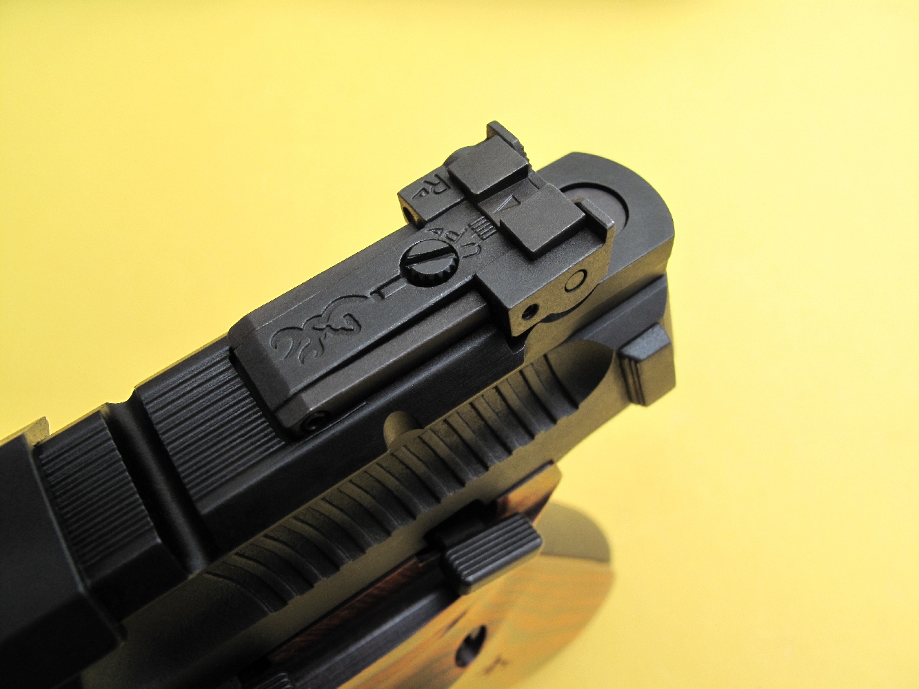 Ce pistolet dispose d’une hausse micrométrique dont on notera que le sens d’utilisation des vis est indiqué par des flèches et le positionnement en azimut repéré par une petite réglette.