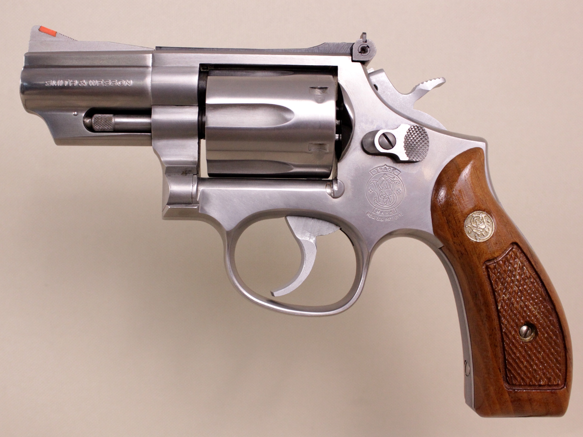 Revolver Smith & Wesson modèle 66-3 à canon de 2 pouces ½ muni de ses plaquettes en bois d’origine.