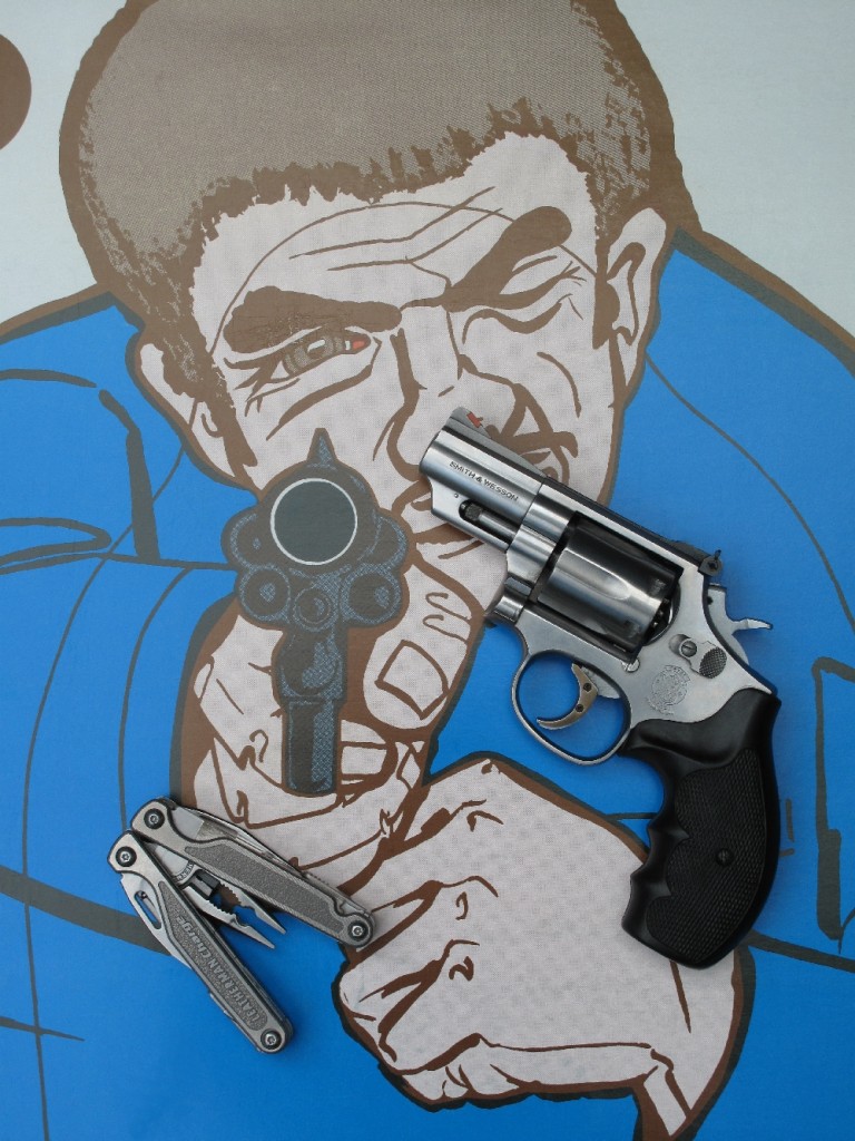 Le S&W modèle 19 « Combat Magnum », lancé par Smith & Wesson en 1956, est un revolver à six coups en calibre .357 Magnum élaboré sur la base de la carcasse « K », sensiblement plus compacte et légère que la carcasse « N » habituellement utilisée par les revolvers de ce calibre. A la demande de la Police nationale française, S&W produisit un petit nombre de modèles 19 à canon de 3 pouces, qui furent attribués à la direction centrale de la Police Judiciaire, à la direction régionale de la Police Judiciaire de Paris et aux Voyages Officiels. Le modèle 66, qui constitue la version en acier inoxydable du modèle 19, fit son apparition en 1970. Le S&W modèle 68, adopté par la « California Highway Patrol », est une version du Model 66 munie d’un canon de 6 pouces et chambrée en calibre .38 Special uniquement. Le modèle 66 présenté ici est doté d’un canon de 2 pouces ½.