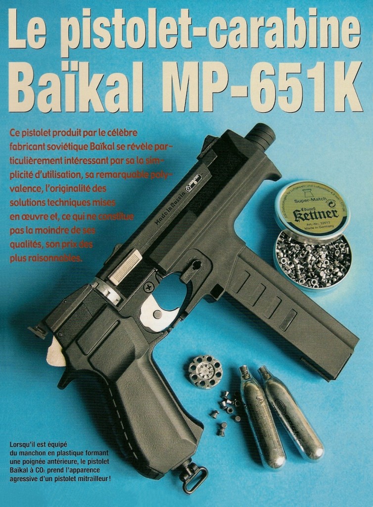 Le modèle MP-651K de la firme russe Baïkal ne constitue la copie d’aucune arme connue. Le pistolet à CO2 qui constitue la base de ce système se présente comme un modèle à l’aspect plutôt classique, fonctionnant en mode répétition au moyen d’un chien externe et d’une platine à simple et double action. Il offre une capacité de 8 coups avec les plombs de 4,5 mm de type diabolo (contenus dans un barillet) et 31 coups avec les billes sphériques de type BB (emmagasinées dans un chargeur tubulaire). Un manchon amovible lui procure à l’arme l’aspect d’un pistolet mitrailleur doté d’une poignée antérieure et un ensemble composé d’une crosse d’épaule et d’une longuesse le transforme en carabine, avec un look futuriste assez étonnant, renforcé par la présence d’un système de visée à renvoi d’angle.