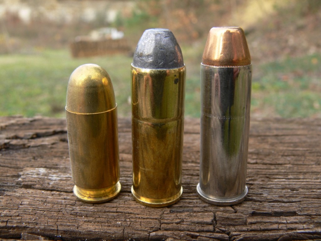 Photo comparative (de gauche à droite) entre les cartouches de calibre .45 ACP (Automatic Colt Pistol), .45 LC (Long Colt) et .44 Mag (Remington Magnum).