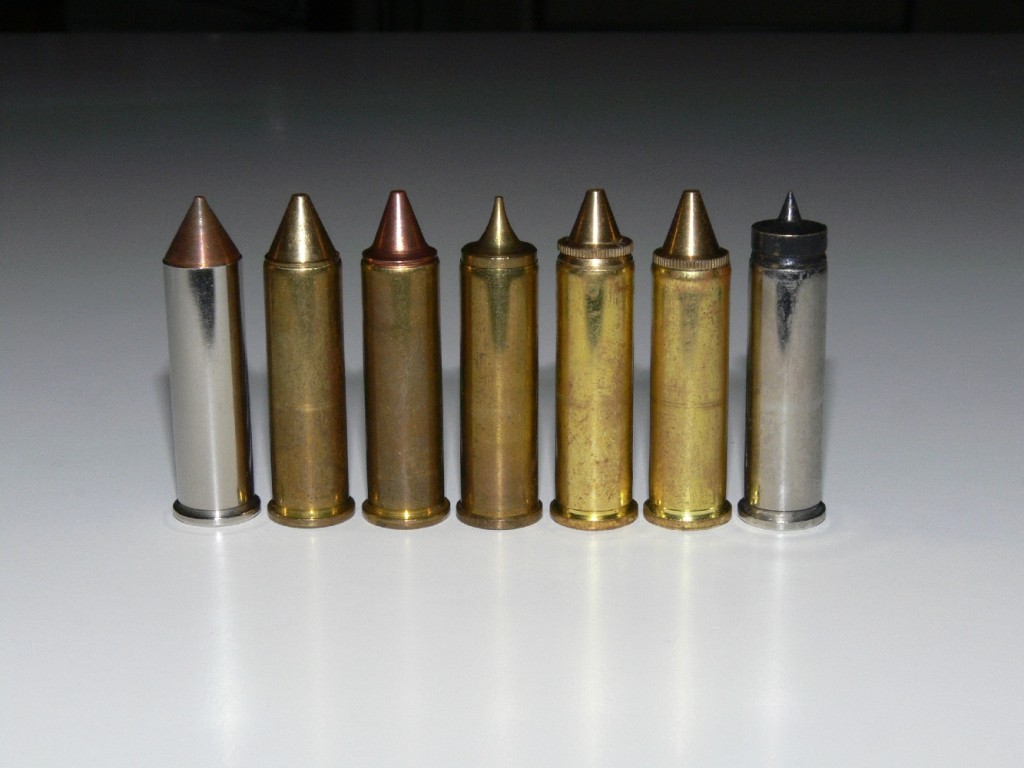 Quelques cartouches de calibre .357 Magnum à haute perforation, de gauche à droite : 1) Arcane ; 2) expérimentale ; 3) SIB ; 4) THV ; 5 à 7) expérimentales.