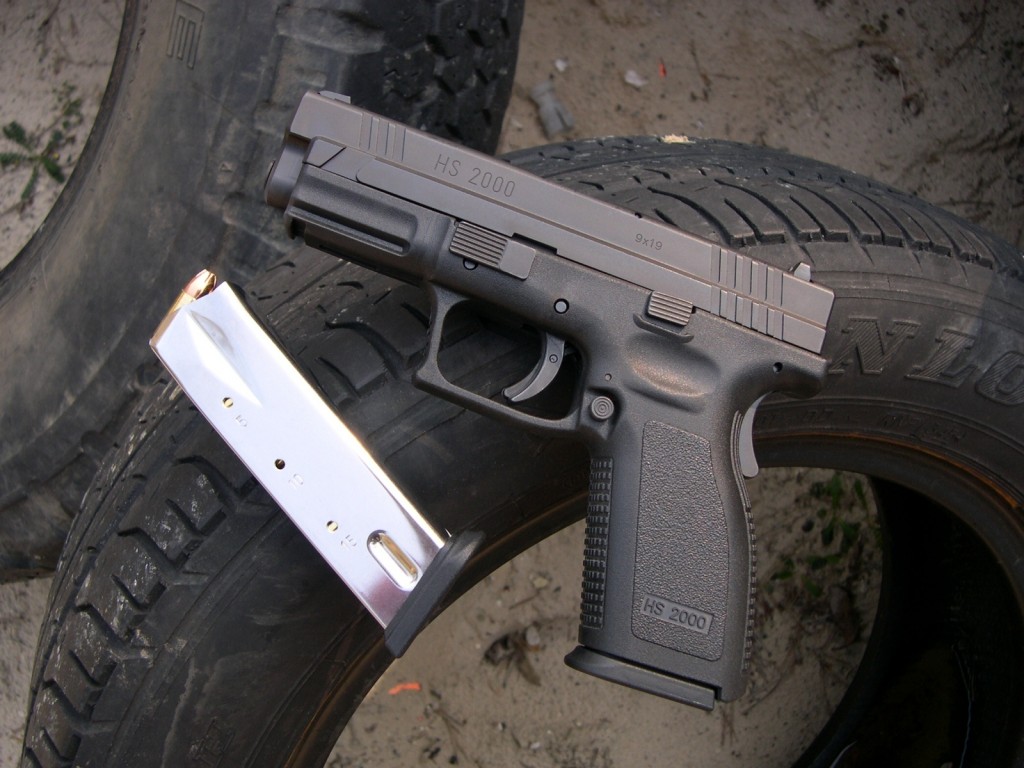 Les chargeurs du HS-2000, d’une capacité de 15 coups, sont réalisés en tôle d’acier et non pas en polymère comme ceux du Glock.