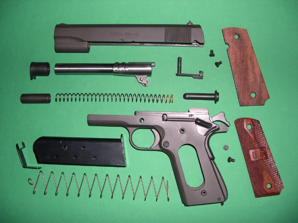 Le démontage sommaire du Springfield, qui révèle une conception en tous points conforme à celle de l’ancien pistolet d’ordonnance américain, ne présente aucune difficulté et peut être aisément réalisé sans outil.