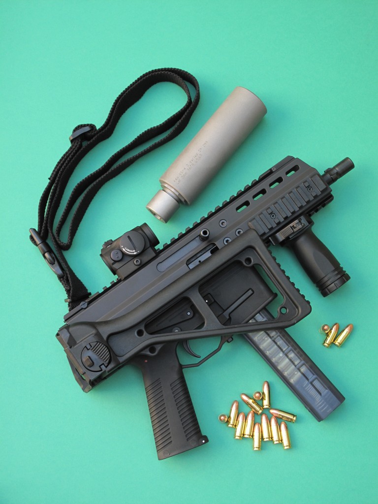 Dérivé du nouveau pistolet mitrailleur APC (Advanced Police Carbine) de la firme suisse Brügger & Thomet, ce modèle APC9 se présente comme une carabine semi-automatique à culasse non calée, alimentée par des chargeurs de 15 et 30 coups, dont la crosse est repliable et le canon doté d’une baïonnette permettant la fixation d’un silencieux de type HK MP5.