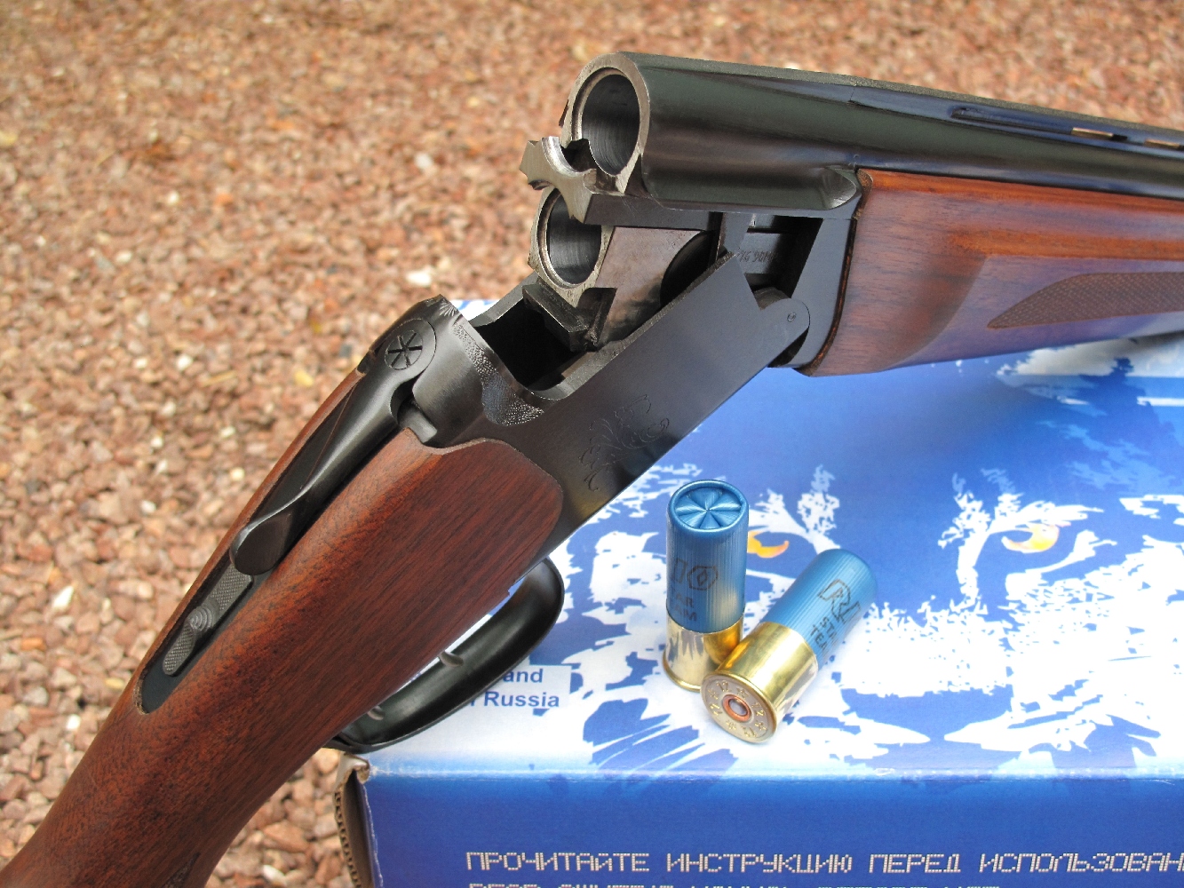 Nous complétons notre banc d’essai de la gamme des fusils russes Baïkal avec le test de ce modèle à deux canons superposés MP-27 (également appelé IJ-27 ou IZH-27) dans sa version MP-27M avec extracteurs, double détente et monture en noyer huilé, chambré en calibre 12/76 (Magnum).