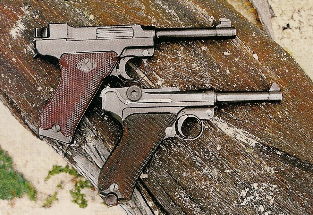 La comparaison entre le Lahti finlandais et le P-08 allemand met en évidence la similitude qui existe entre les deux armes.