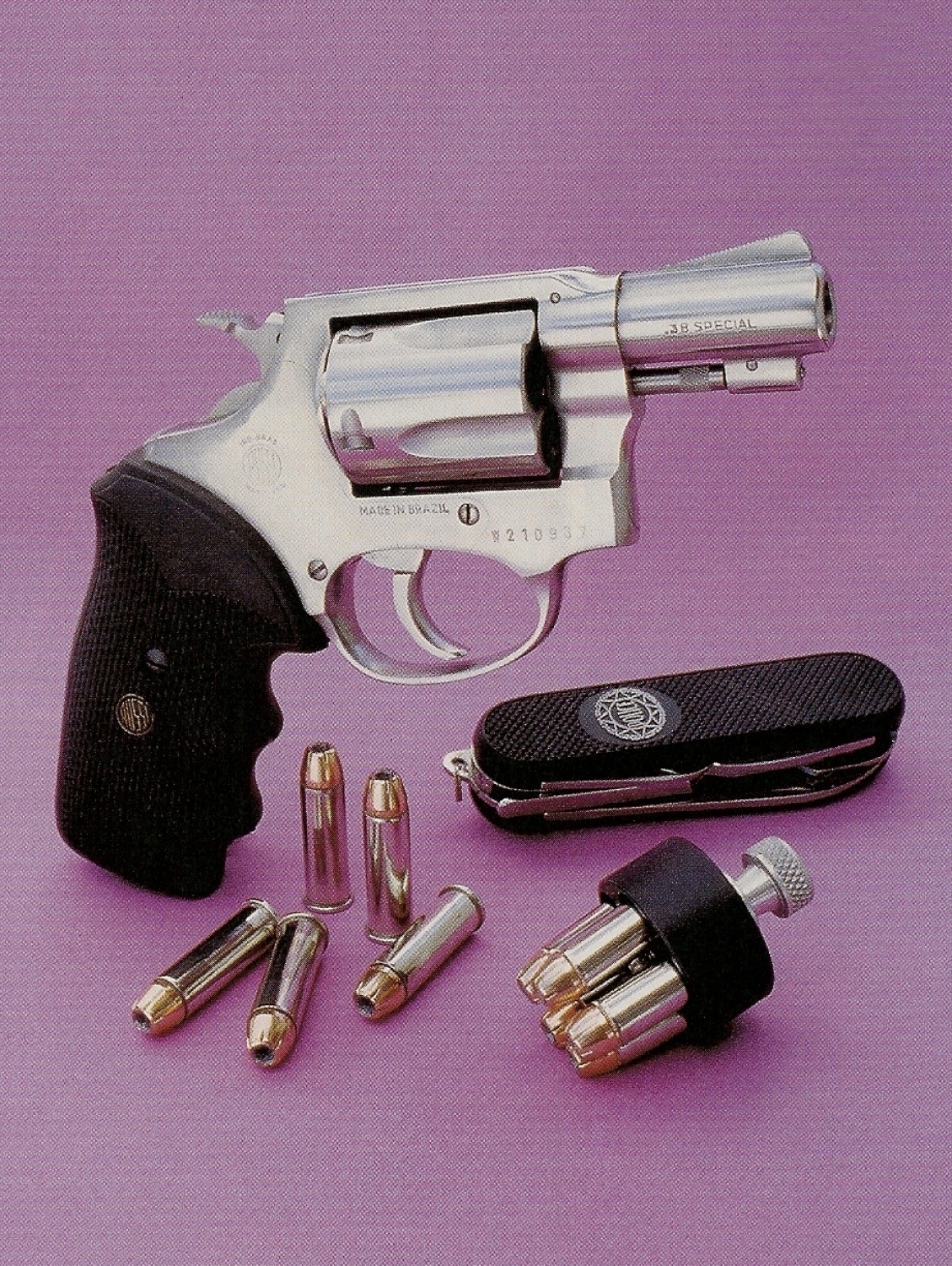 Le revolver Rossi modèle 87, à cinq coups en calibre .38 Special, est accompagné ici par un Speed-loader HKS n°36 et par un couteau pliant multi-usages Aïtor Police. L’utilisation de douilles nickelées élimine le risque de collage dans la chambre au moment de l’éjection.