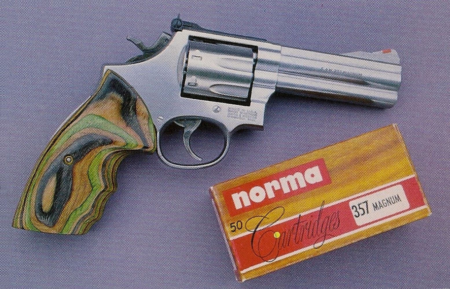 La poignée Monogrip Hogue, en néoprène anti-dérapant qui équipe habituellement les revolvers Smith & Wesson a cédé sa place à une paire de plaquettes ACE, réalisée en lamellé-collé polychrome.