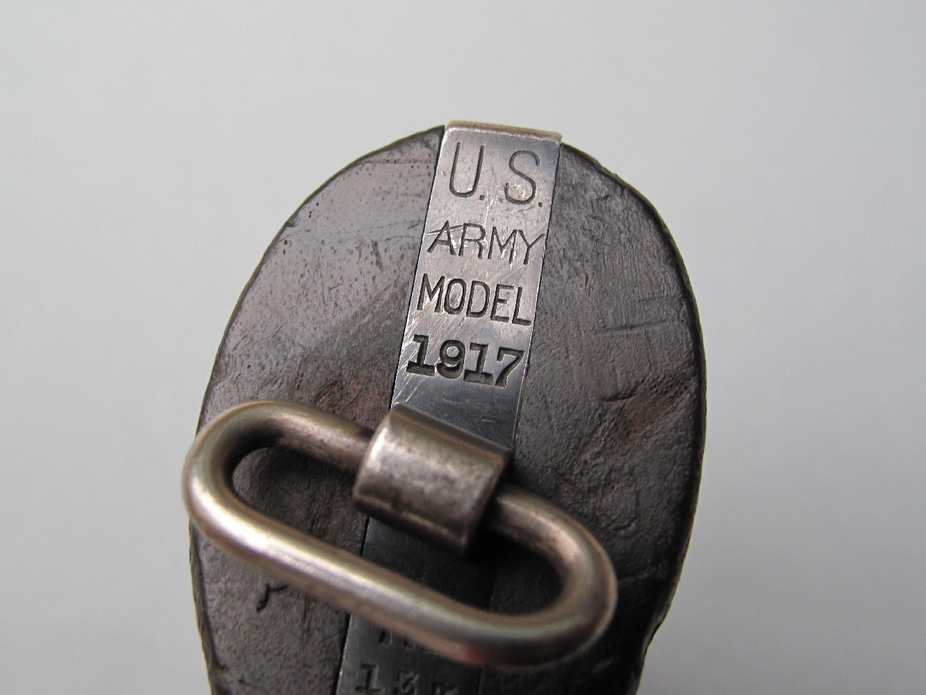 Cet ancien revolver réglementaire de l’armée américaine comporte de très nombreux marquages qui permettent de l’identifier aisément, à commencer par ceux qui sont frappés au talon de sa poignée.