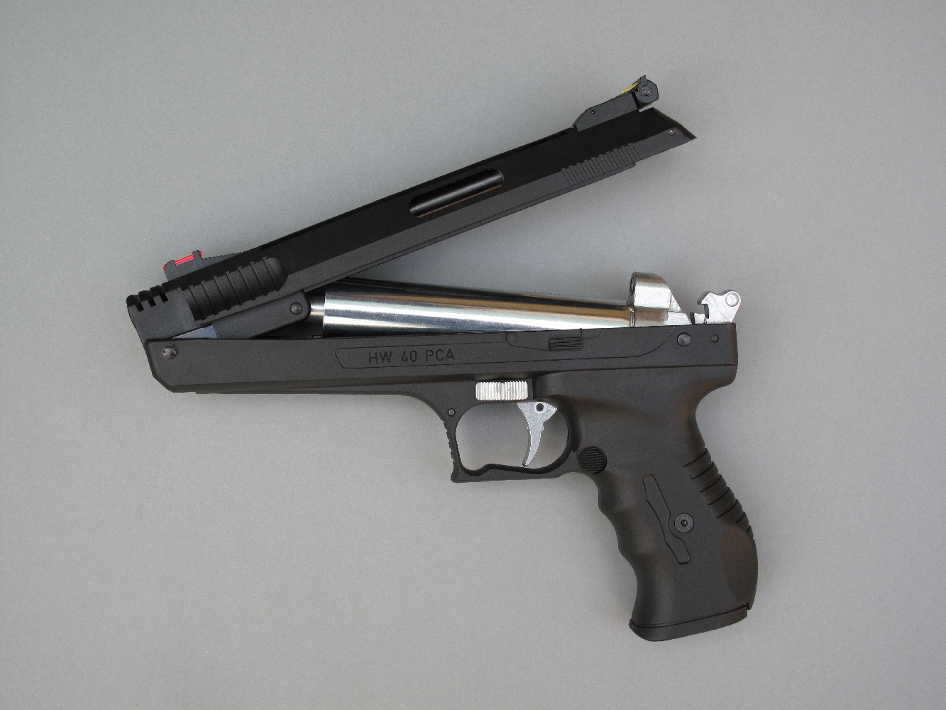 Ce pistolet fonctionne au moyen d’une pompe pneumatique, l’air étant comprimé au moment de la fermeture de son canon basculant.