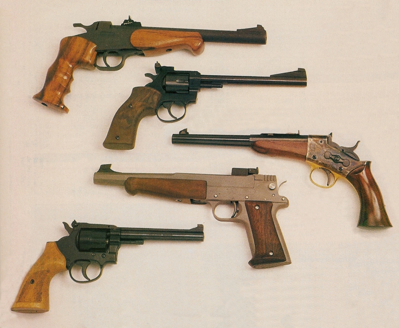 Le principal avantage des pistolets à un coup à percussion annulaire, chambrés en calibre .22 Long Rifle ou .22 Magnum, était constitué par le fait qu’ils pouvaient être librement achetés et détenus, de même que leurs munitions (leur transport était autorisé mais le port, en revanche était interdit).