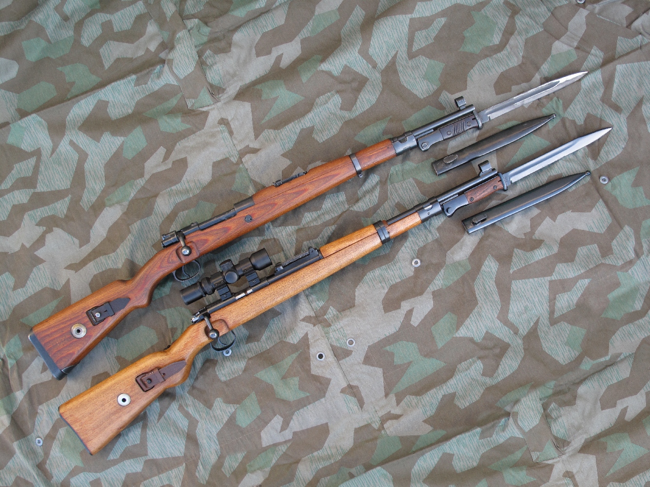 Comparaison entre un authentique mousqueton Gewehr 33/40 « Gebirgsjäger » daté de 1942 et une carabine Norinco JW-25A (au-dessous) sur laquelle ont été installées une bretelle (copie) et une baïonnette (copie fabriquée en Inde). Ces deux armes nous ont été confiées par la société AAS (www.aassniper98.com).