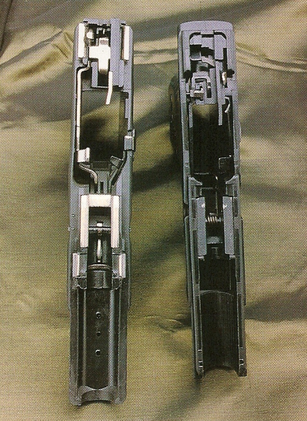 Cette comparaison entre la carcasse du Glock 19 (à gauche) et celle du CZ 100 laissent apparaître des analogies, mais on remarque que les rails du CZ sont totalement dépourvus d'inserts métalliques.