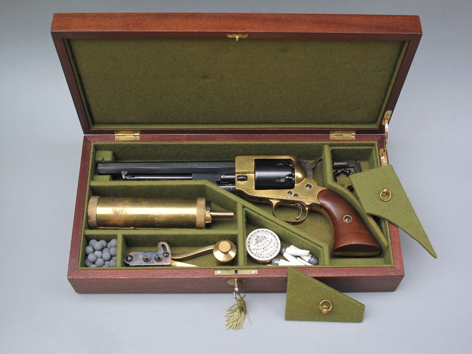 Ce modèle en acajou avec compartiments cloisonnés, garni de feutrine verte, peut être considéré comme l'archétype des coffrets conçus pour les revolvers américains vers le milieu du XIXème siècle. Celui-ci contient une réplique de revolver sudiste Spiller & Burr 1863 fabriquée par la firme italienne Pietta.