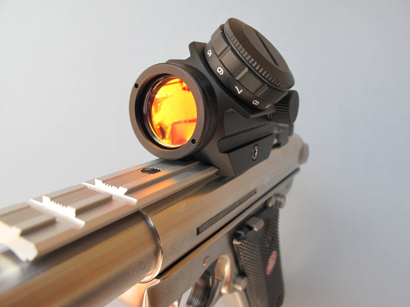 Afin d’effectuer nos tests de précision dans les meilleures conditions possibles, nous avons équipé notre pistolet de test du viseur à point rouge compact modèle « Mini Dot Sight » réalisé par la firme helvétique Swiss Arms.