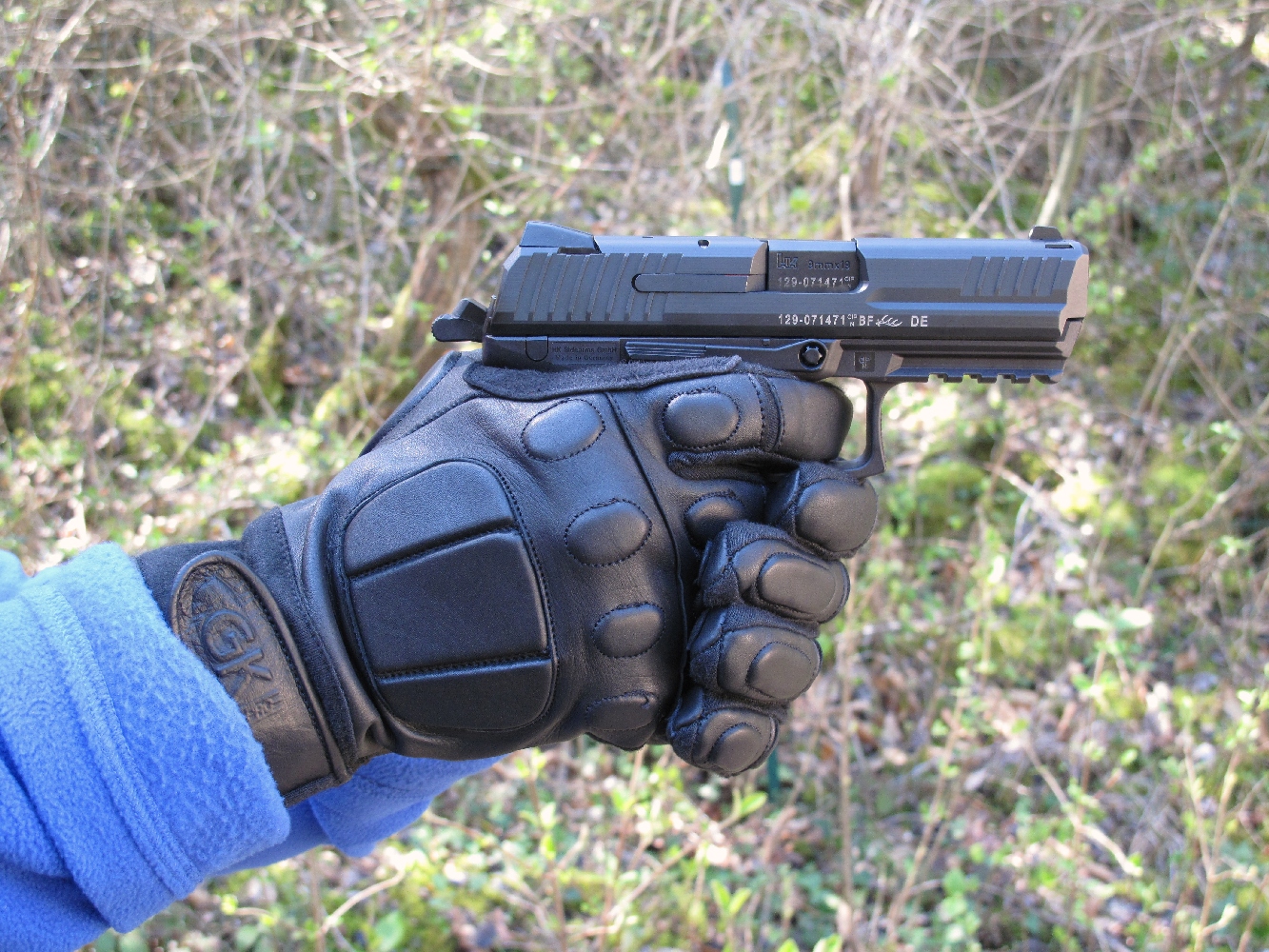 Les gants d’intervention en cuir, qui bénéficient d’un haut niveau de protection, pêchent au tir par leur revêtement peu accrocheur sous la paume et les doigts.