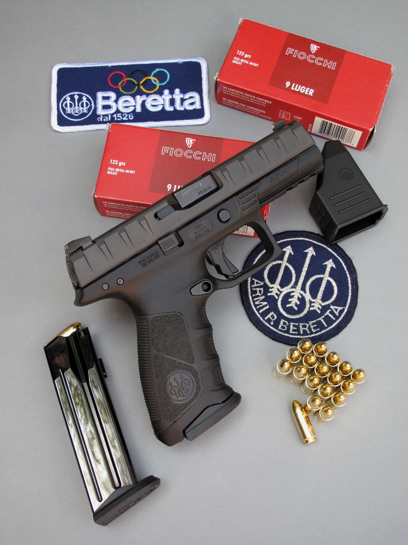 Le pistolet Beretta APX est accompagné par son chargeur de secours, son outil d’aide au remplissage et deux boîtes de 50 cartouches Fiocchi à balle 123 grains FMJ, de la gamme « Classic Line » de ce fabricant italien.