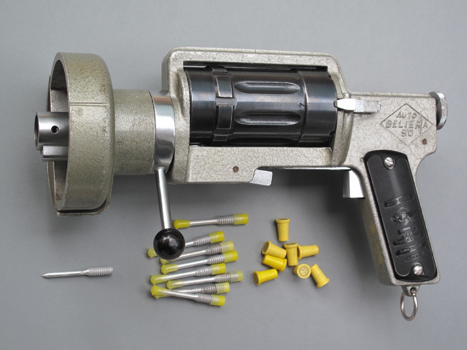 Pistolet de scellement Auto-Bélier modèle A, fabriqué dans les années 1960 par la société française S.A.S.S.E. (Société d’Appareils de Scellement de Saint-Etienne). Sa longueur est de 29 cm, pour un poids à vide de 2,800 kg.