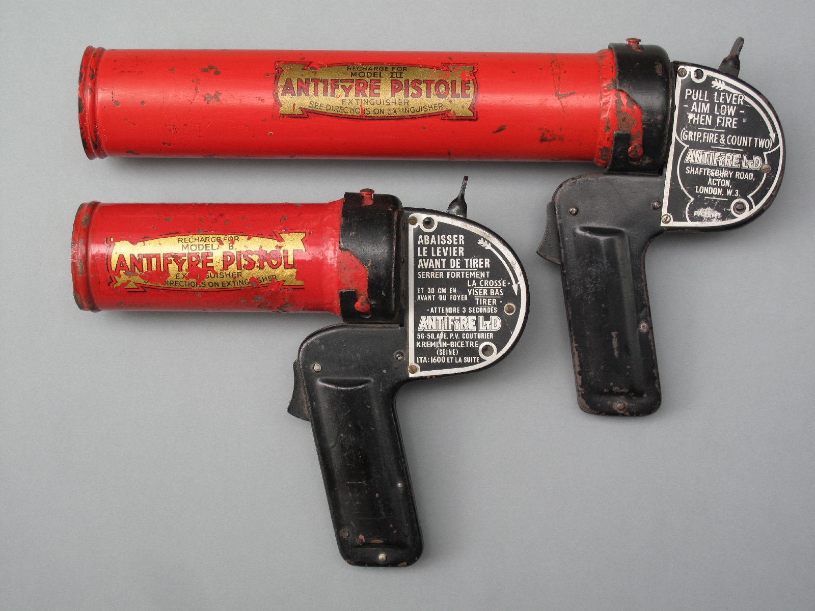 La firme anglaise Antifyre Limited a produit, dans les années 1930, un pistolet extincteur à poudre, fabriqué en tôle d’acier emboutie et rivetée, qui a été diffusée dans plusieurs pays à travers le monde. 