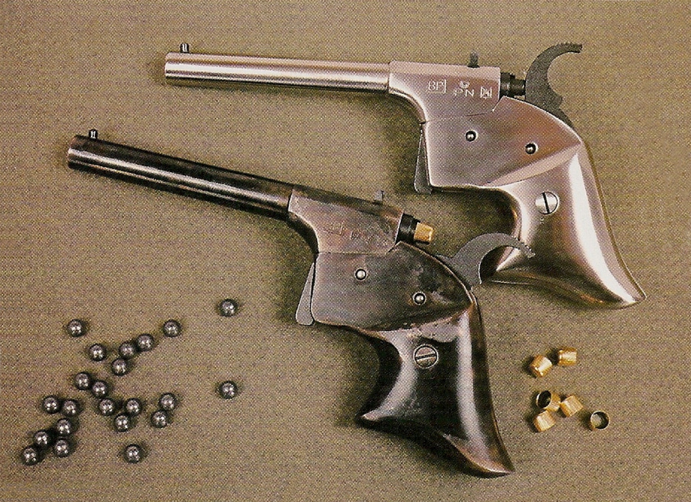 Ce pistolet dessiné par Joseph Rider en 1859 est un modèle de taille extrêmement réduite, pour ne pas dire miniaturisée. Sa réplique est proposée en deux versions, qui diffèrent uniquement par leur finition : jaspée ou nickelée.