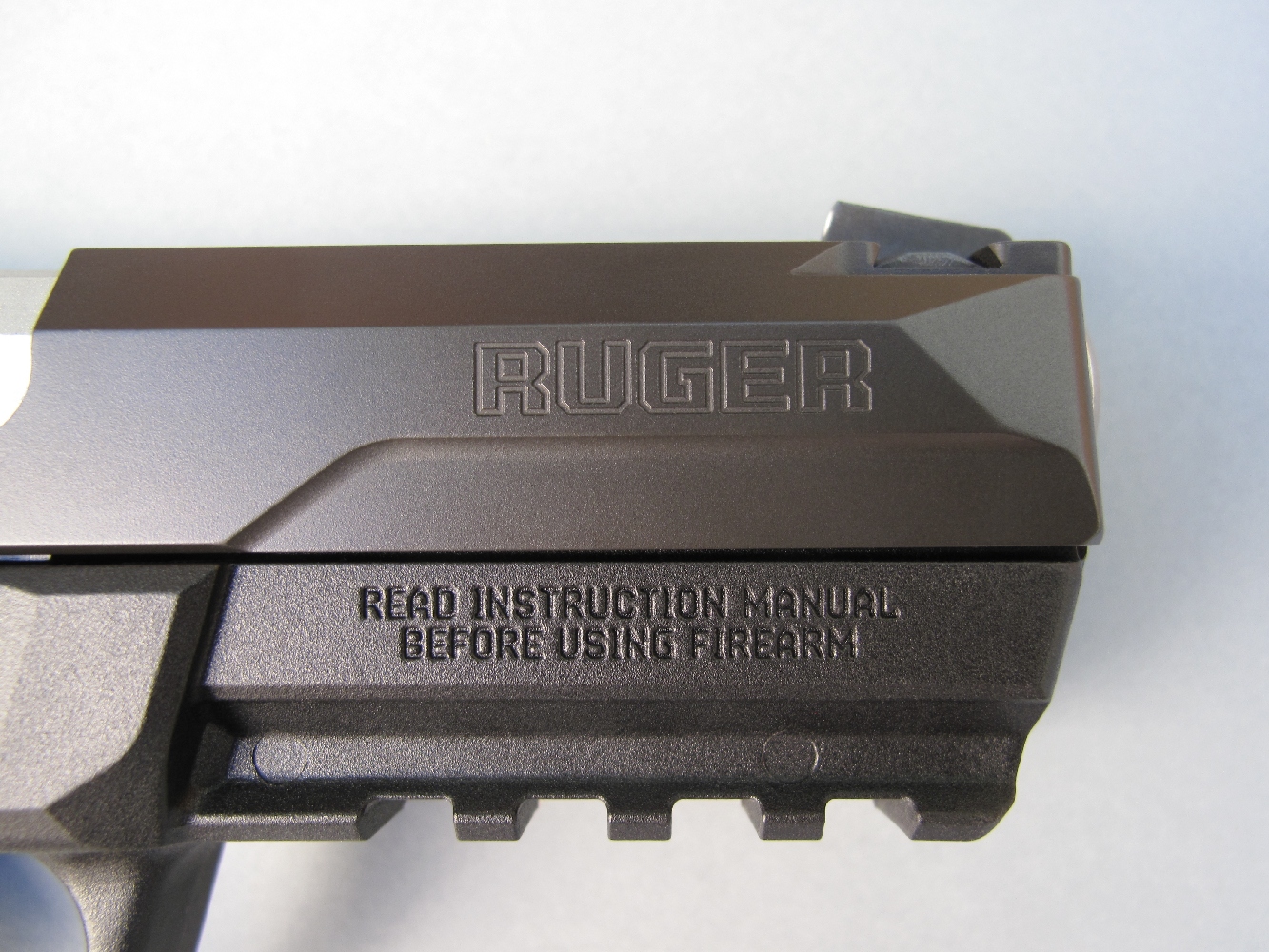Le nom commercial de son fabricant, la firme américaine Sturm, Ruger & Co, de même que les habituels avertissements liés à la sécurité d’utilisation dont clairement visibles de chaque côté de l’arme.