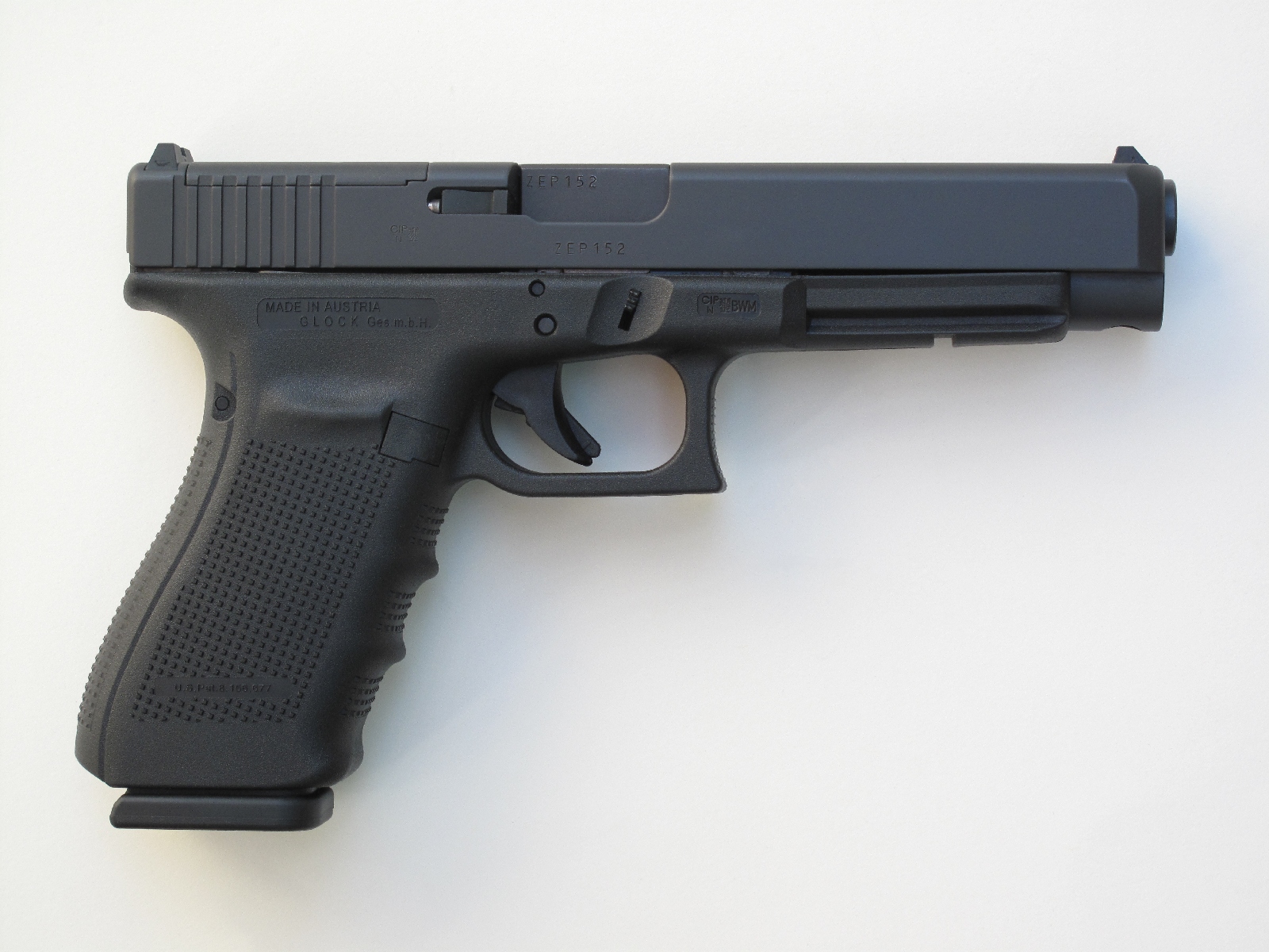 En l’absence de viseur optique, l’arme adopte la silhouette habituelle des pistolets Glock grâce à la plaque de finition qui vient combler le vide laissé par la découpe MOS.