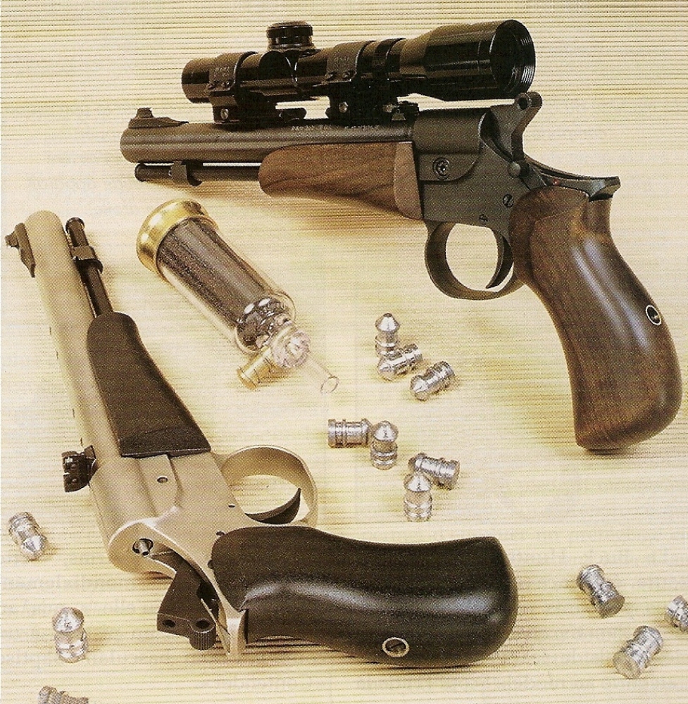 Les deux versions du pistolet Buck Hunter, accompagnées d'une poire à poudre U-View (Thompson/Center) en plastique transparent et de Maxi-Bullets de calibre .504 (moule Pedersoli).