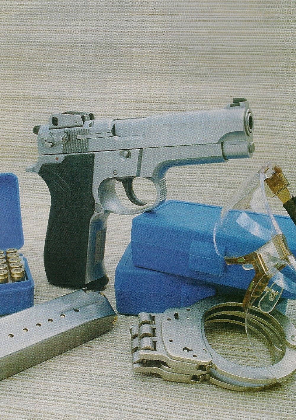Le Smith & Wesson 5906, accompagné de lunettes de protection balistique de l'U.S.Army (American Optical Co.) et d’une paire de menottes Smith & Wesson modèle 300.