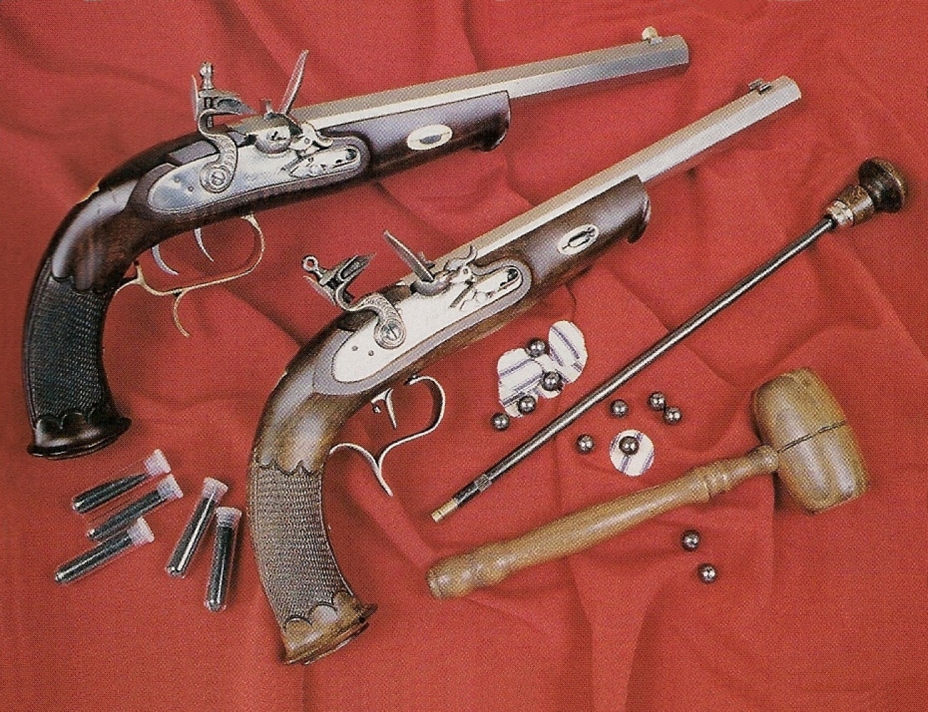Quelques accessoires se révèlent indispensables au moment du tir, à commencer par une baguette de chargement puisque le fût de ces pistolets en est démuni.