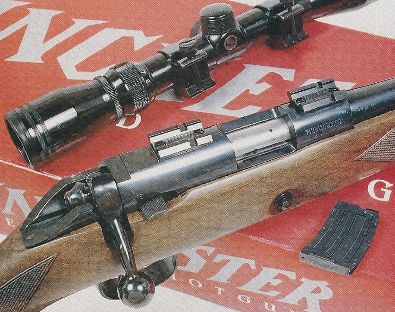 Cette arme de très belle facture, réalisée en petite série, se présente comme une réduction en petit calibre annulaire de la légendaire Winchester modèle 70, carabine de grande chasse à percussion centrale.
