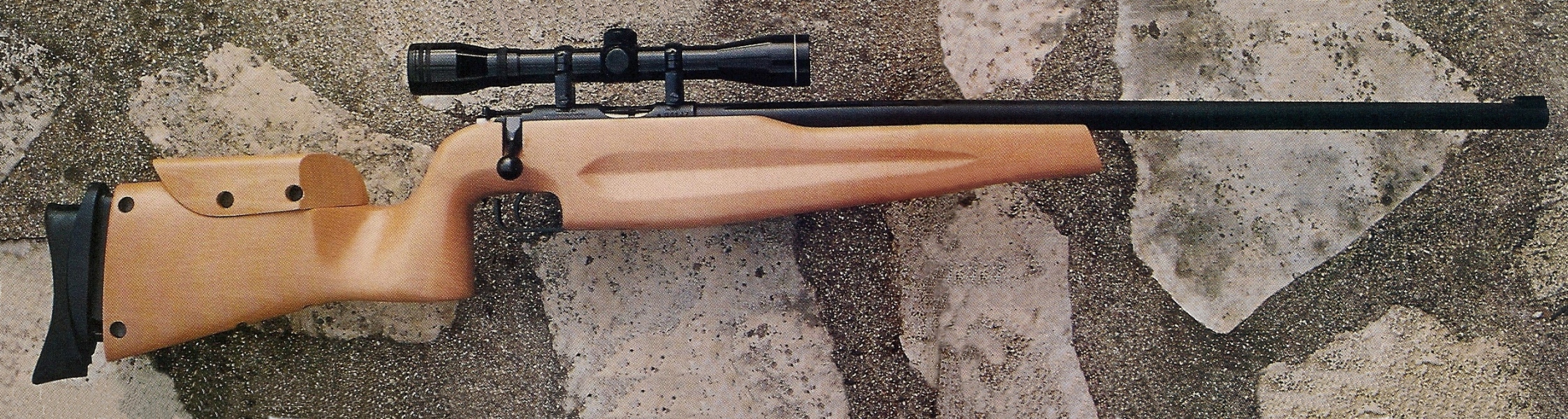 La hauteur et la position du busc, ainsi que la longueur et l'inclinaison de la plaque de couche, peuvent être réglés pour s'adapter à la morphologie du tireur.