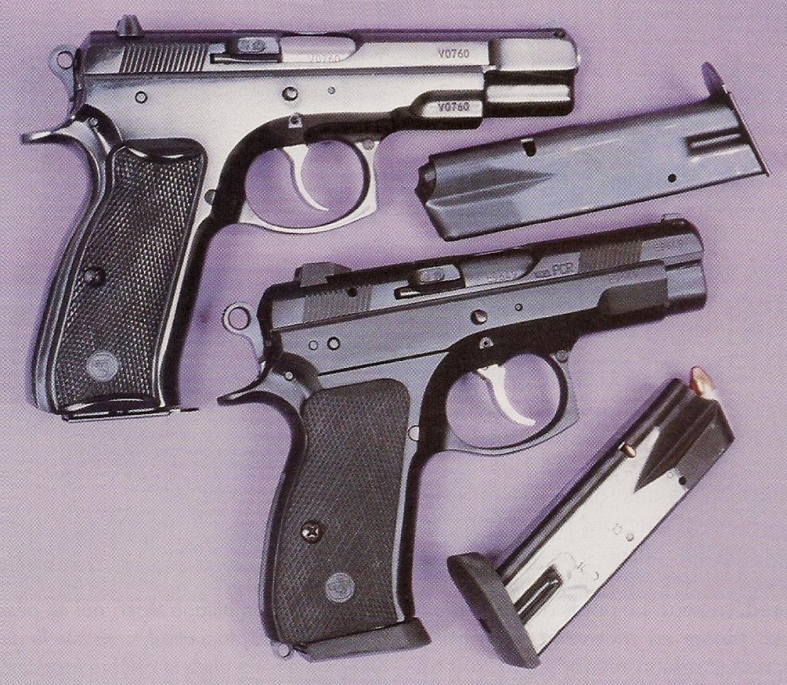 Comparaison entre le nouveau CZ-75 D Compact, à finition « black polymer » et un ancien CZ-75 standard au bronzage bleu-noir brillant (au-dessus).