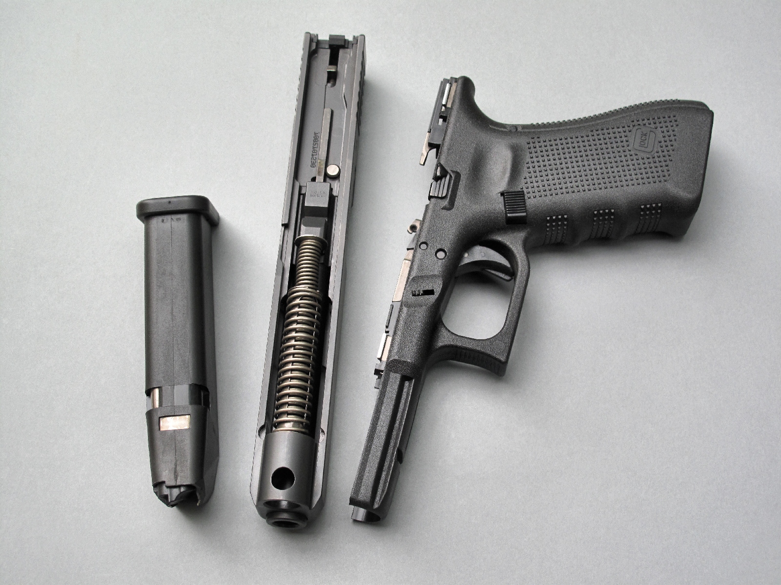 Le démontage sommaire d’un pistolet Glock, qui peut s’effectuer en quelques dixièmes de seconde, permet d’observer les principaux éléments de sécurité mis en œuvre par son système Safe Action.