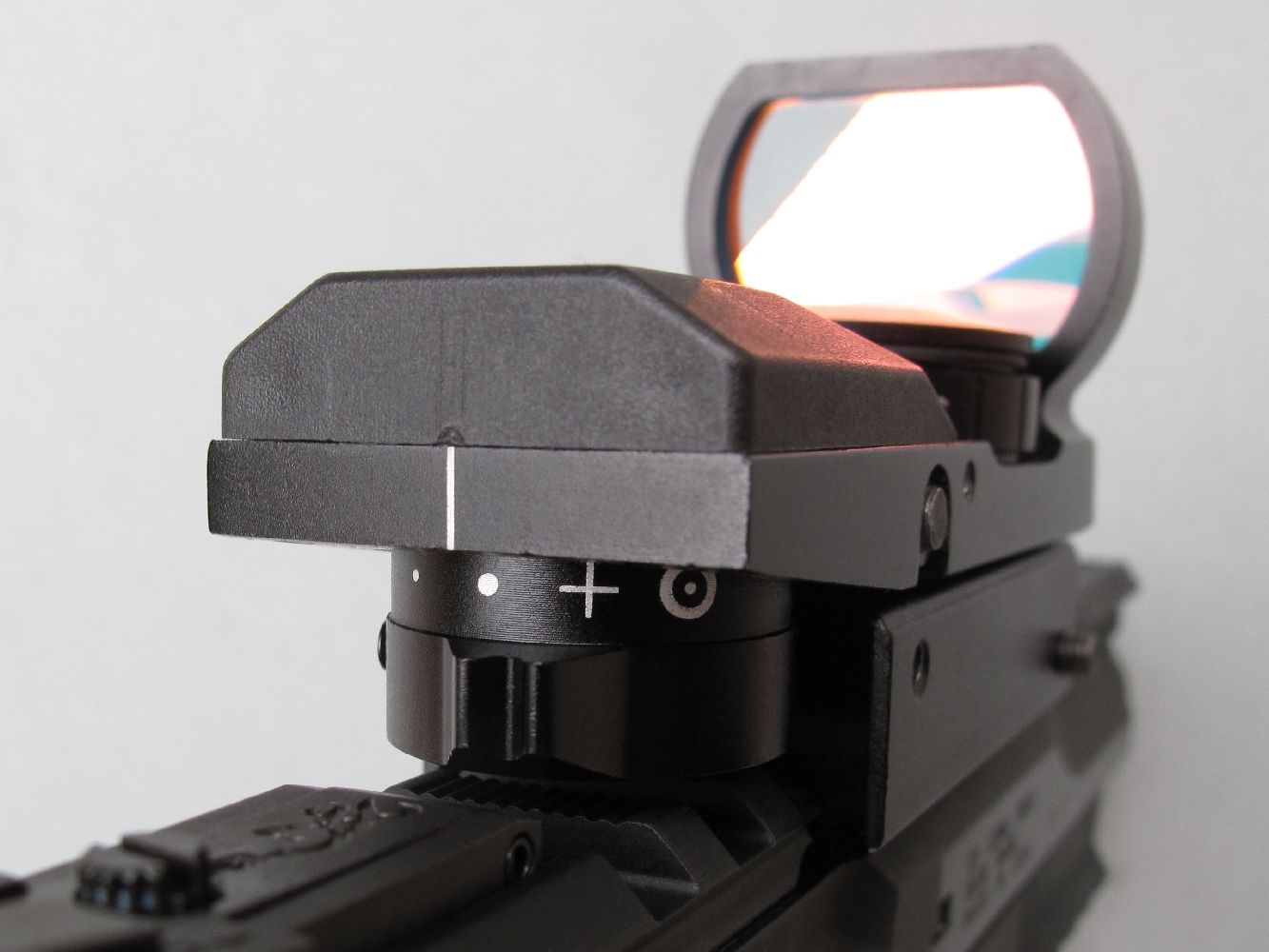 Un sélecteur, directement accessible à l’arrière de l’appareil, permet d’afficher instantanément l’un des quatre réticules lumineux.