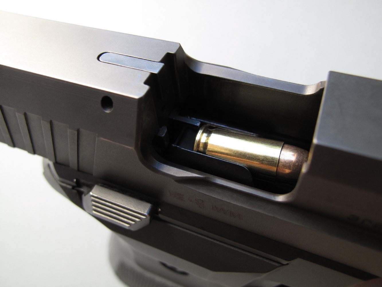Initialement prévus pour le calibre 9 mm Parabellum, les chargeurs ont été adaptés au calibre 7,65 mm Browning au moyen d’une cale de 4 mm d’épaisseur insérée à l’arrière de la planchette élévatrice.