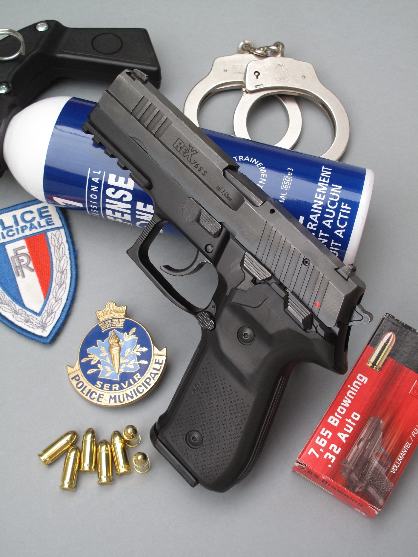 Ce pistolet semi-automatique de calibre 7,65 mm est accompagné ici par quelques accessoires évocateurs de son utilisation par les forces de la Police Municipale.