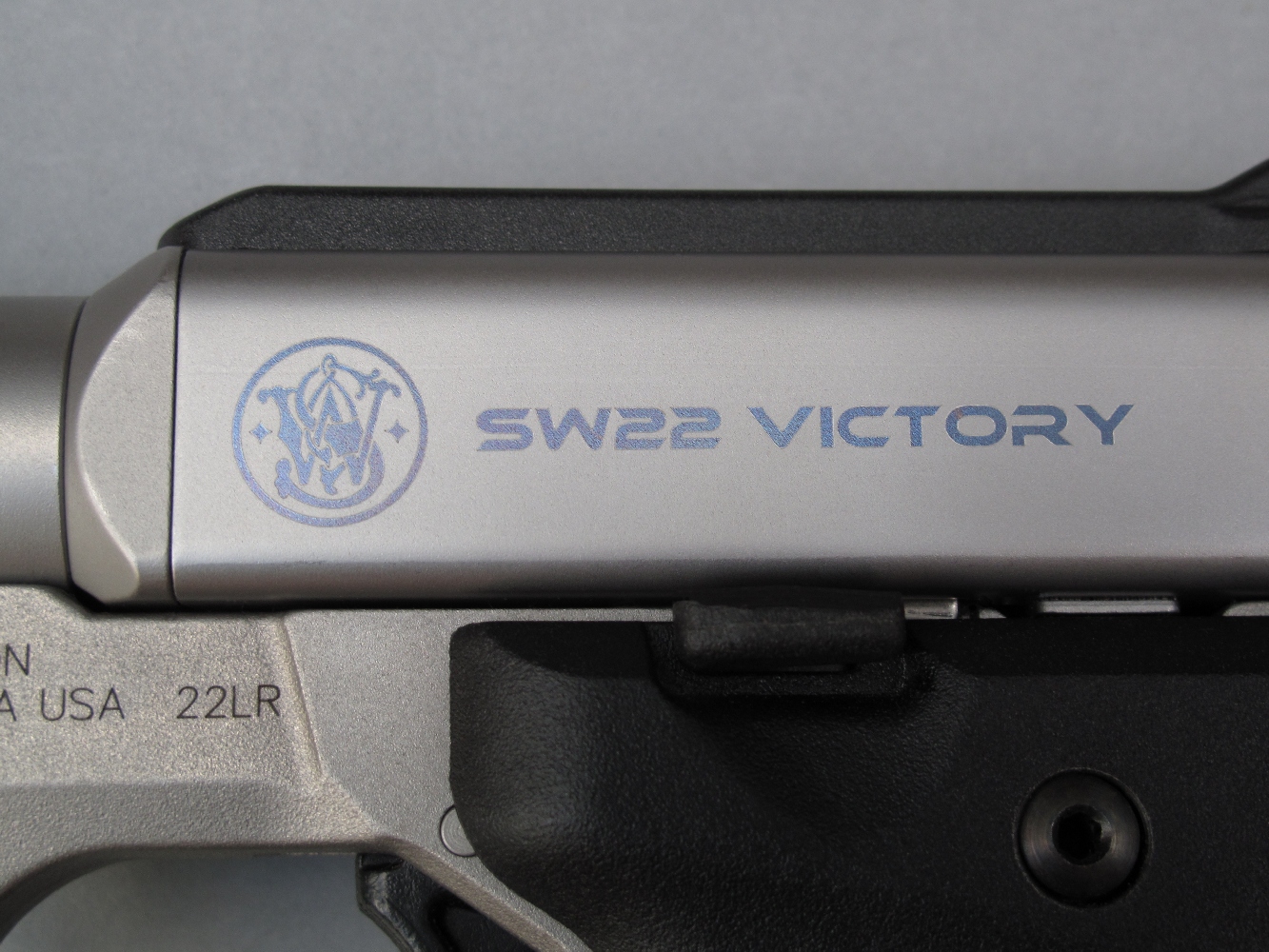 Le sigle de la firme américaine et le nom du modèle figurent sur le côté gauche du boîtier de culasse, finement gravés au laser et soulignés par une discrète peinture bleue métallisée. 