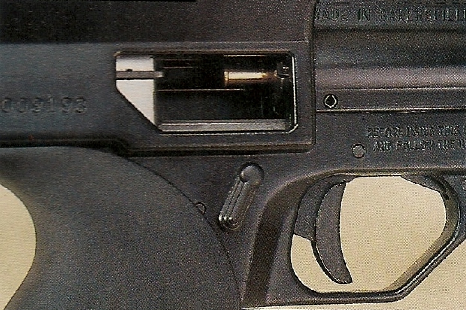 Le pistolet Calico M-111 doit être chargé au coup par coup après avoir bloqué sa culasse en position arrière.