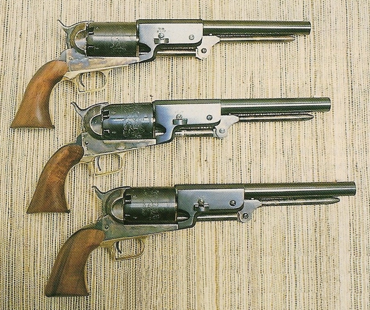 Deux fabricants italiens commercialisent une réplique du Colt Walker, Armi San Marco (en haut) et Aldo Uberti (au milieu), tandis que la maison Colt réédite cette arme légendaire (en bas).