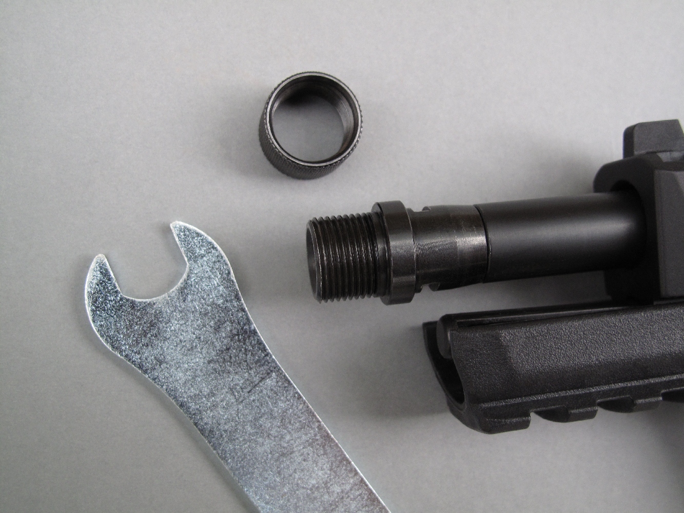 Une clé plate de 7/16 pouce (environ 11 mm) est fournie avec l’arme pour permettre la dépose de l’embout fileté (Threated Barrel Cap).