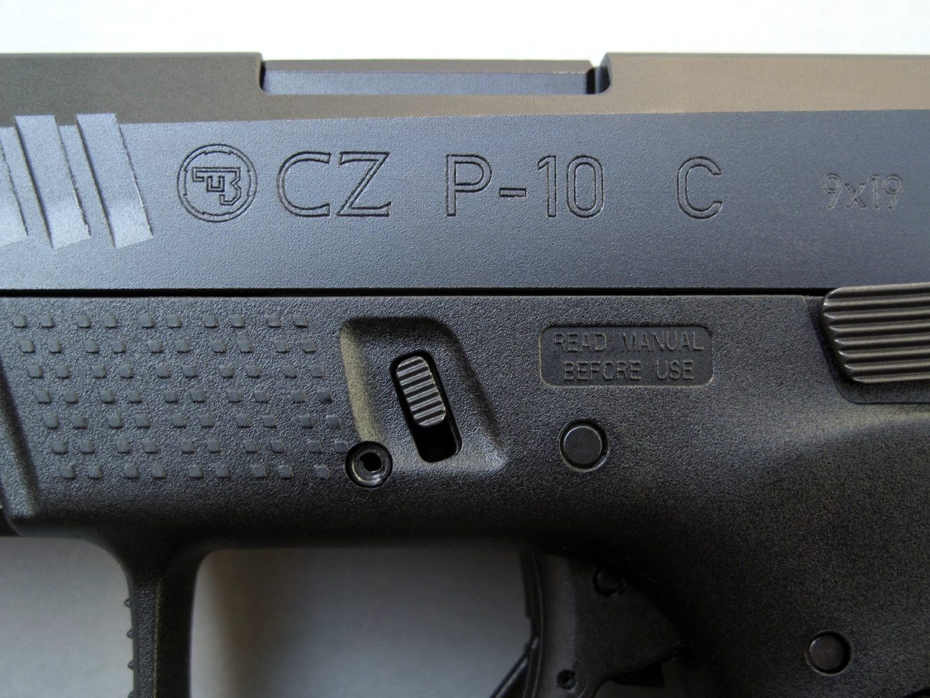 La dénomination de ce modèle est gravée sur le flanc gauche de la glissière, encadrée par le logo de la firme tchèque et l’indication du calibre.