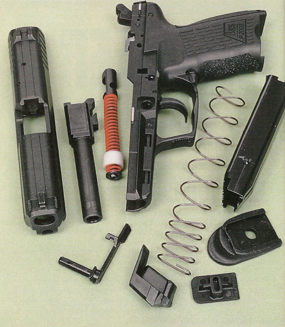 Le démontage sommaire fait apparaître un ressort récupérateur de type plat, emprisonné sur la tige guide, à l’instar des pistolets Glock et du HK USP Compact.