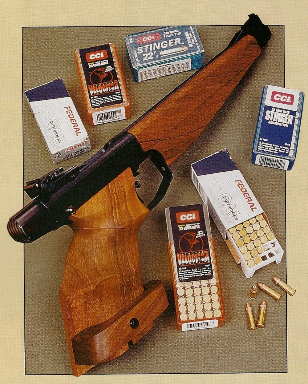 Le pistolet à un coup Drulov modèle 90 utilisé pour les essais, entouré des différentes munitions testées.