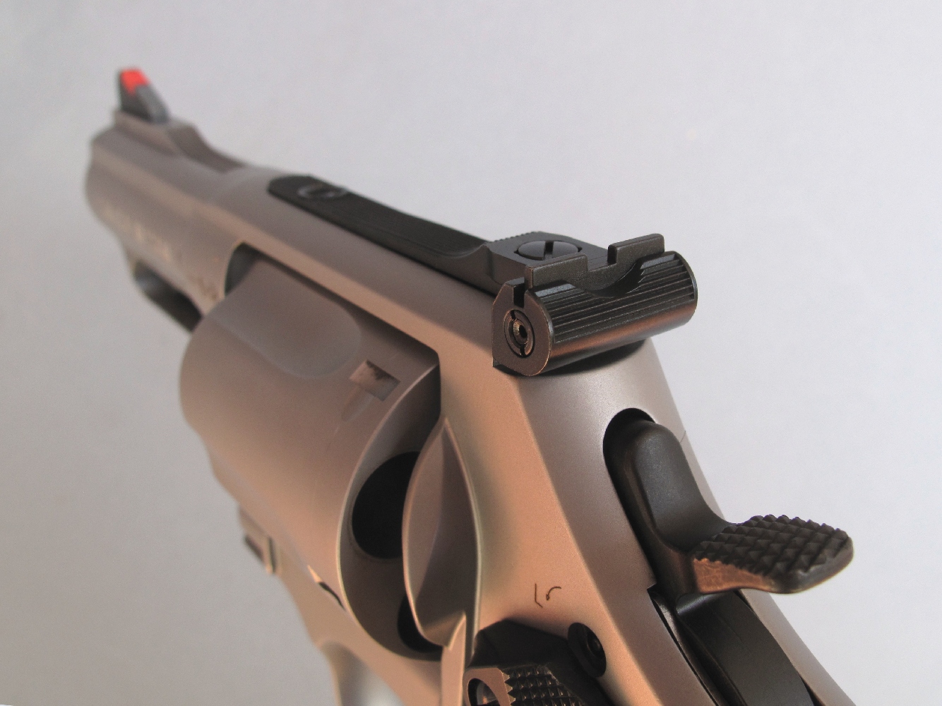 Le S&W modèle 69 dispose d’une hausse en acier, réglable en site et en azimut, un perfectionnement dont les revolvers de défense sont rarement équipés.