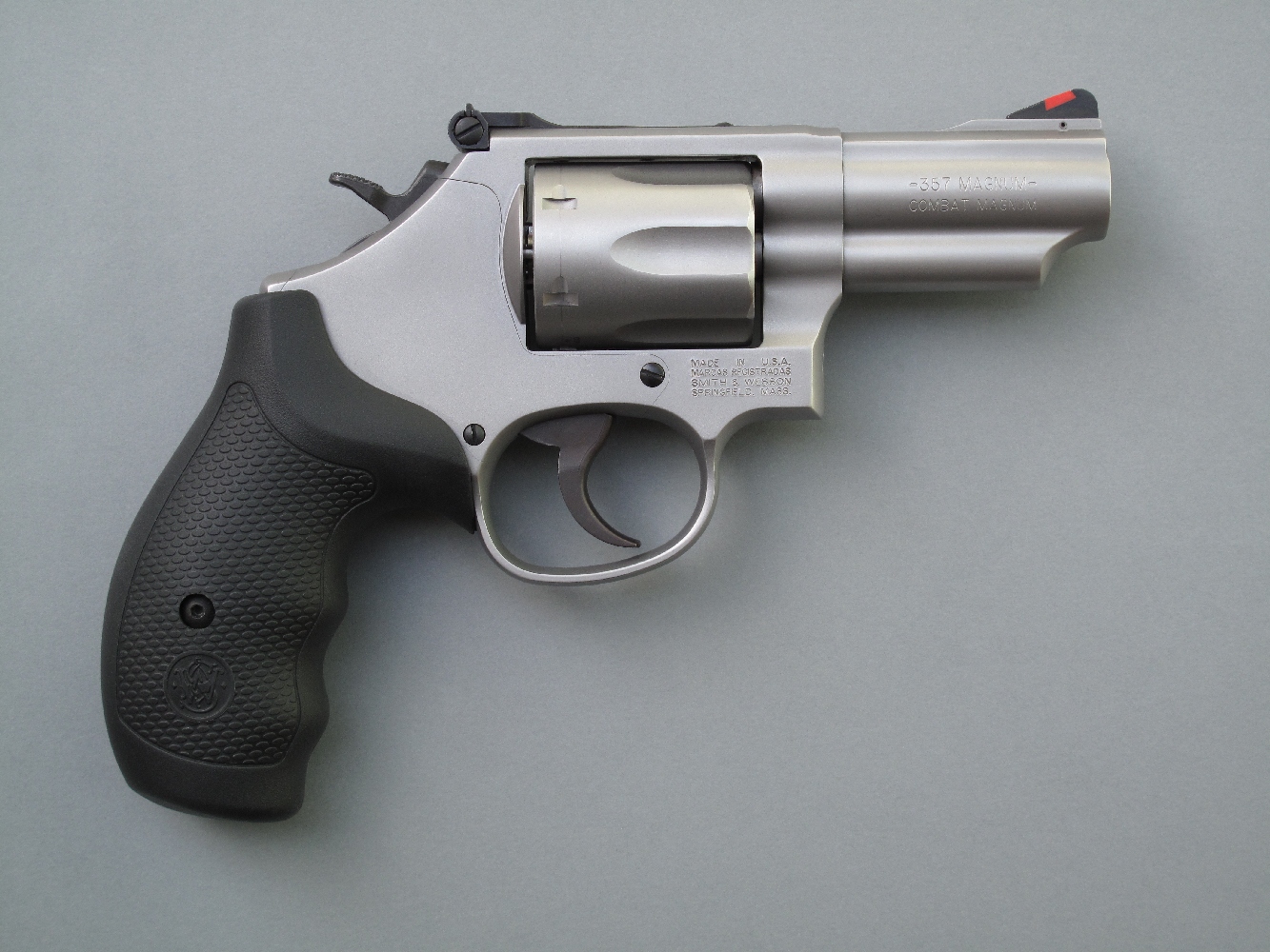 Ce revolver se démarque radicalement des traditionnels « snub noses » par son puissant calibre et par la présence d’une hausse réglable qui lui assure sa précision en cible.