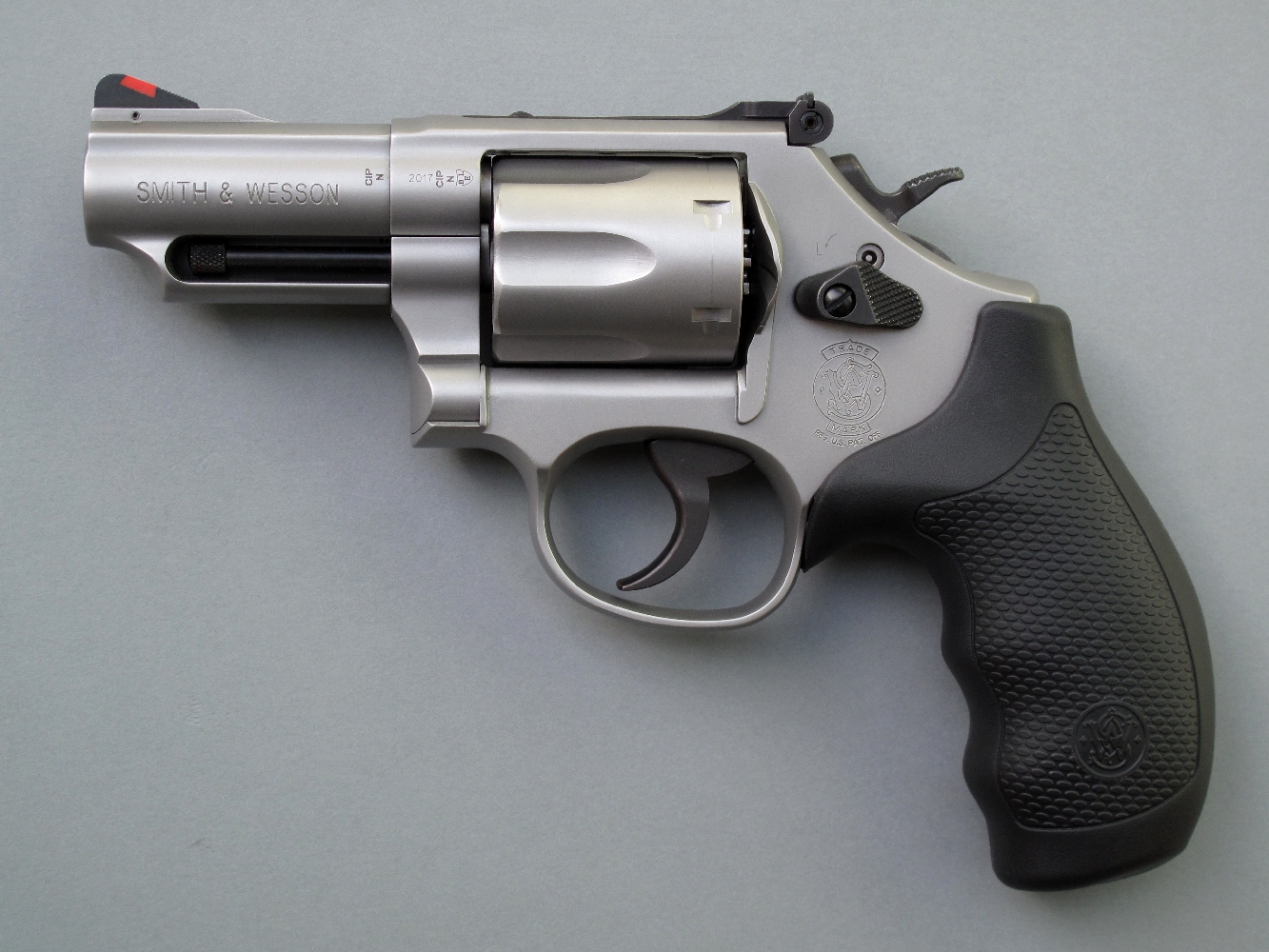 Le S&W modèle 66-8 est un revolver de service auquel son canon très court confère une grande maniabilité, tandis que sa réalisation en acier inoxydable le met l’arme à l’abri de la corrosion.